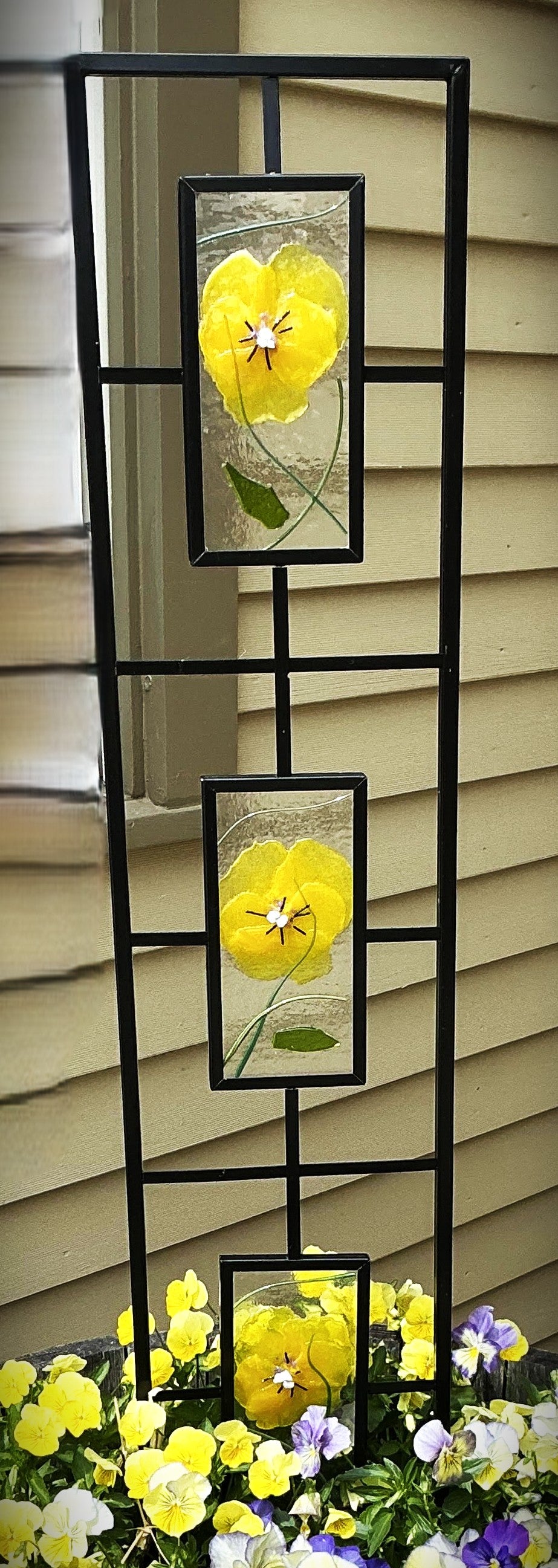 Garden Stand / yellow